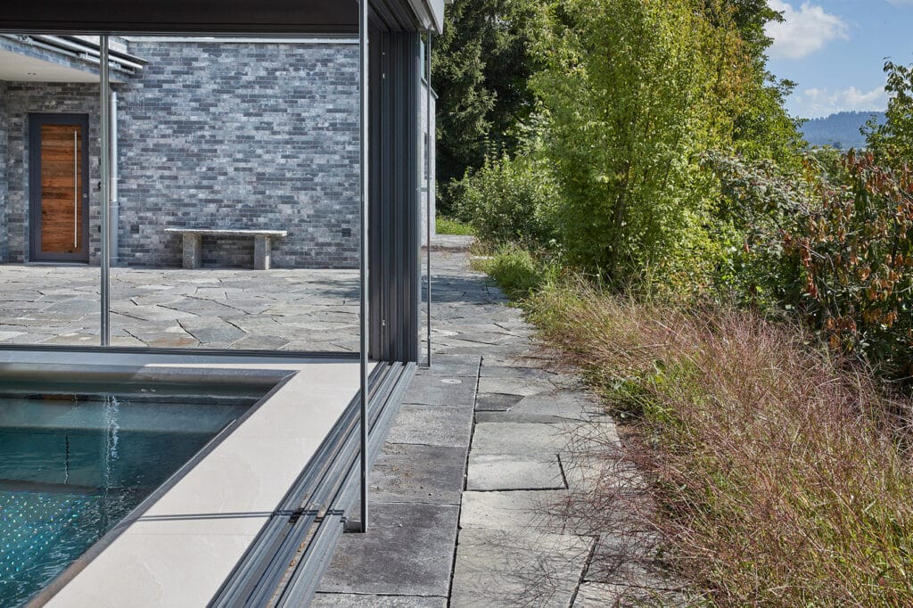 Terrasse mit Innenpool