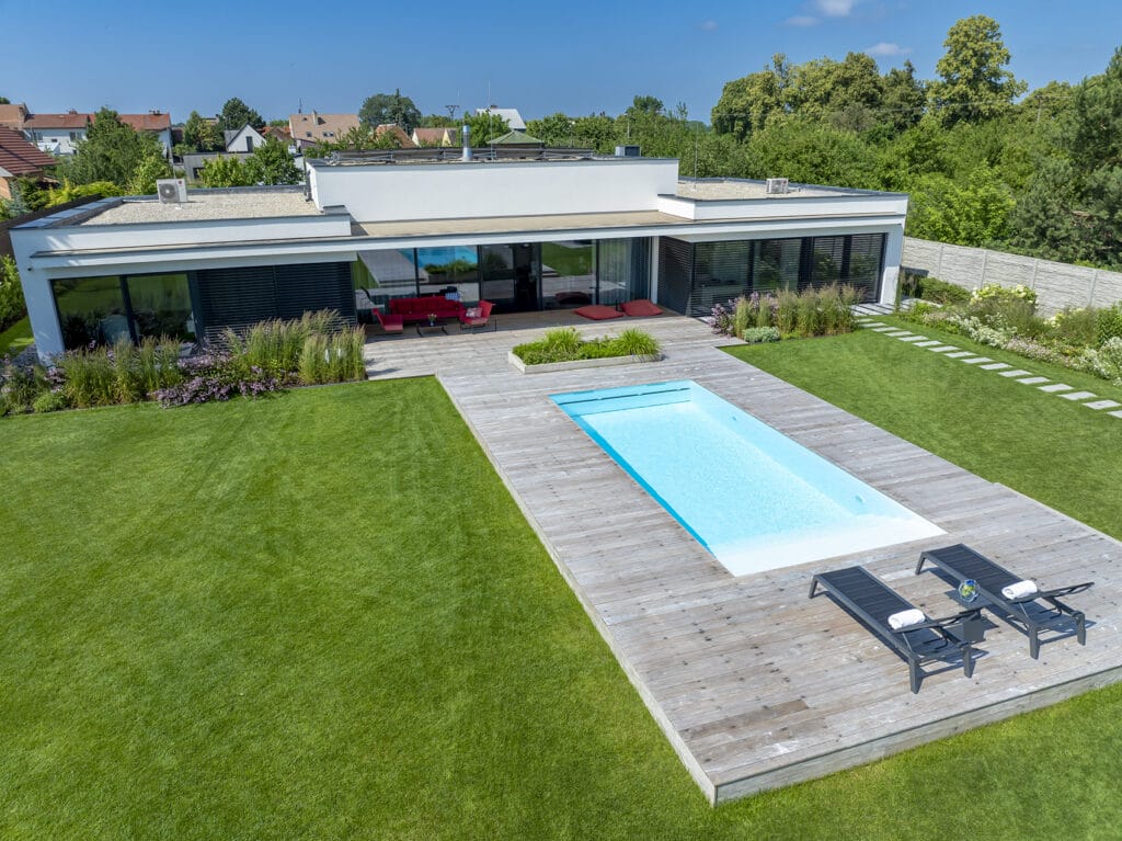 Haus mit Pool und Holzterrasse