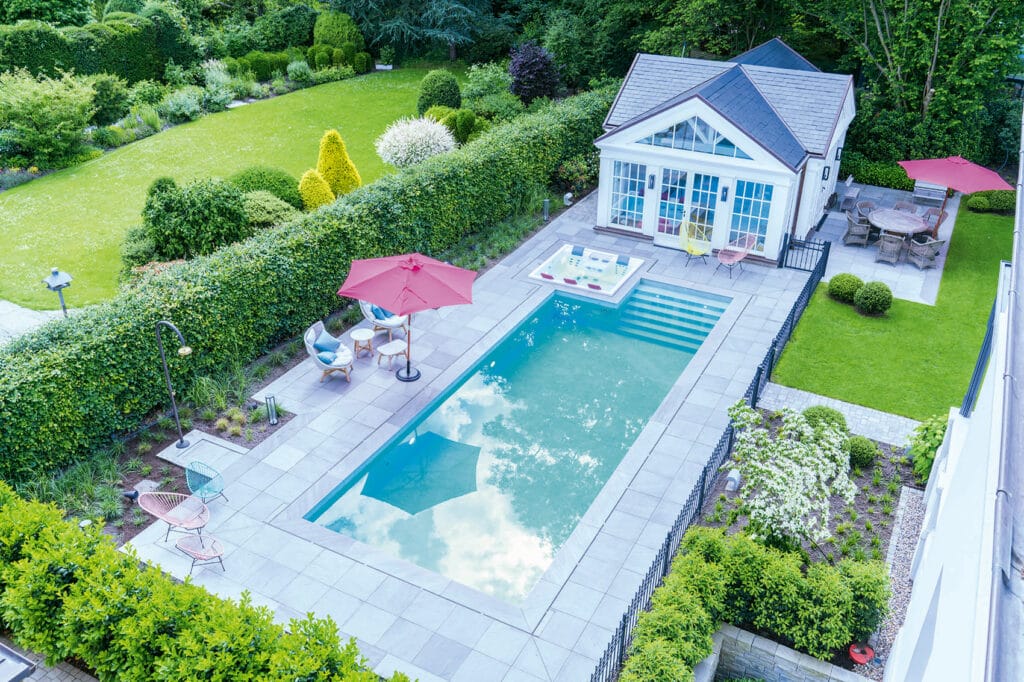 Haus mit Pool, Whirlpool und Garten, Konstruktiv und optisch verbunden