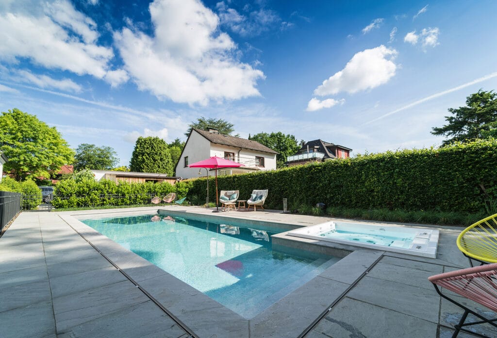 Pool und Whirlpool optisch und konstruktiv miteinander verbunden