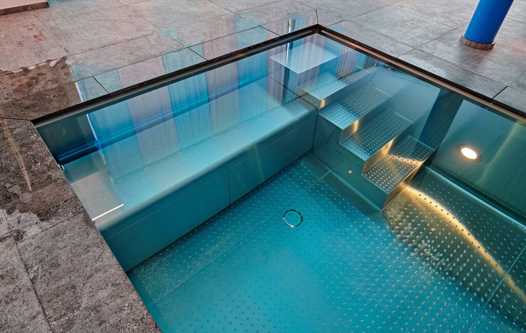 Pool mit Treppe und Sitzbank