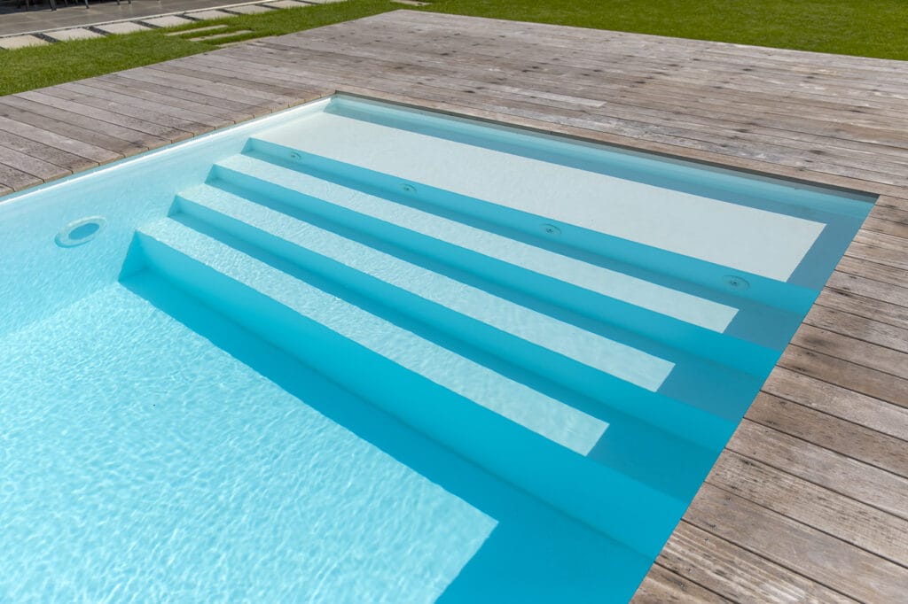 Pooltreppe mit Holzumkleidung