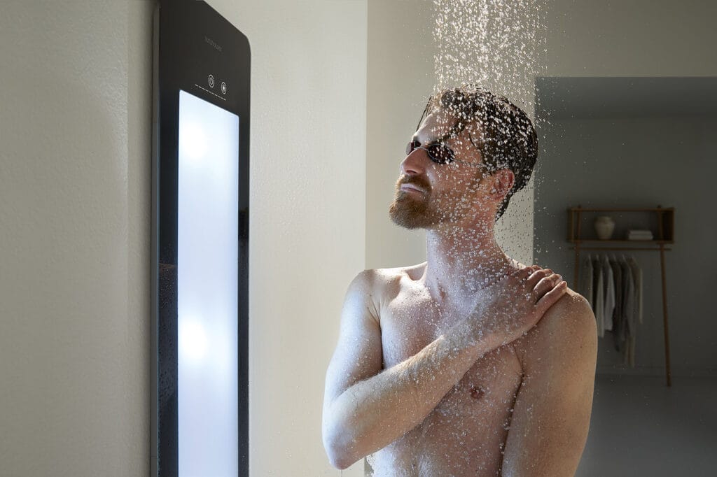 Mann unter Dusche mit Sonnenpaneel