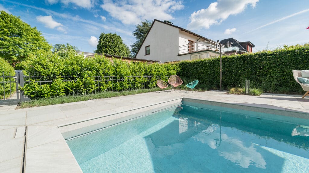 Blick vom Pool auf Terrasse