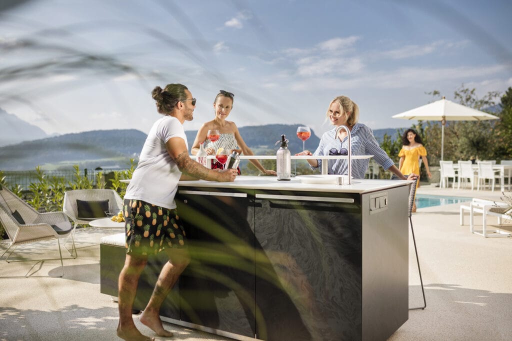 Perfekter Treffpunkt am Pool Bar mit Menschen
